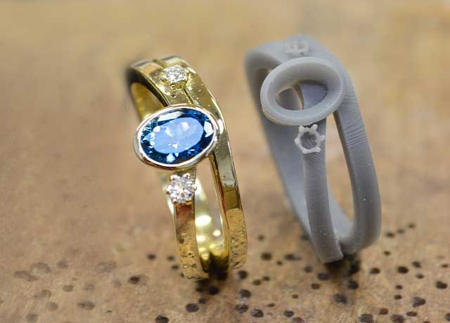 grauer Ring und Goldring mit blauem Stein Goldschmiede Albath