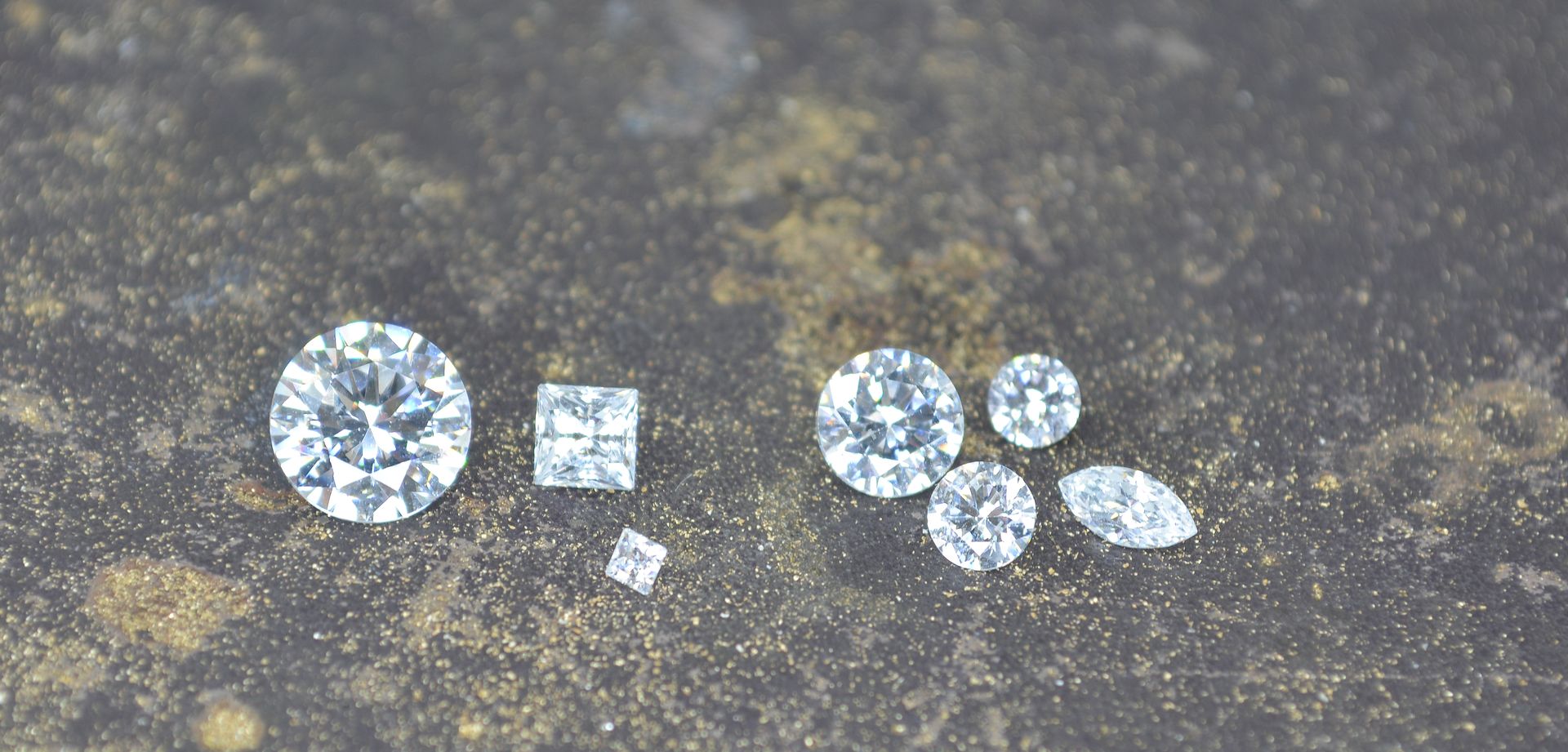 sieben weisse runde Brillanten Diamantschliff und Quadrat Goldschmiede Albath