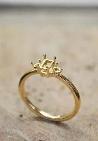 gelbgoldener Ring mit Fassungen Goldschmiede Albath