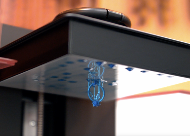 blauer Ring 3D Druck an Plattorm des Druckers Goldschmiede Albath