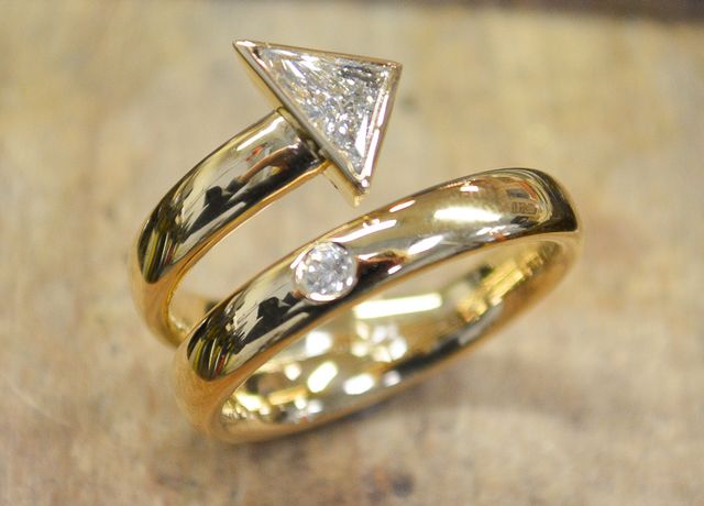ein goldener Ring mit rundem und dreieckigem Diamant Goldschmiede Albath