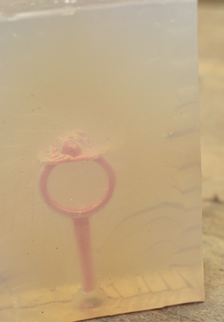 rosa Wachmodell in geschlossener Silkonform beim Wachsausschmelzverfahren Goldschmiede Albath