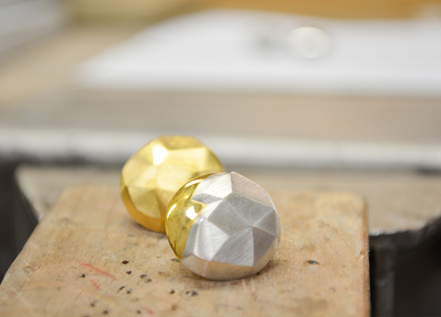 zwei wabenfoermige Schmuckelemente aus Silber und Gold Goldschmiede Albath