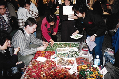 Rainer Albath beim Jade Kaufen in Hongkong Goldschmiede Albath