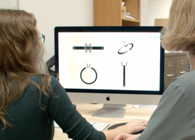 Zwei Frauen am Computer mit CAD Entwurf Goldschmiede Albath